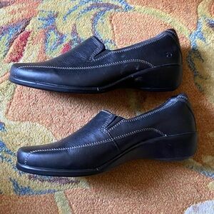 Aravon leather shoes from New Balance. Comfort all day. Supple black loafer.